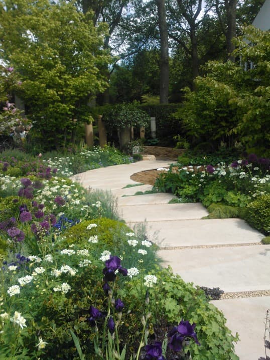 Ścieżka w ogrodzie