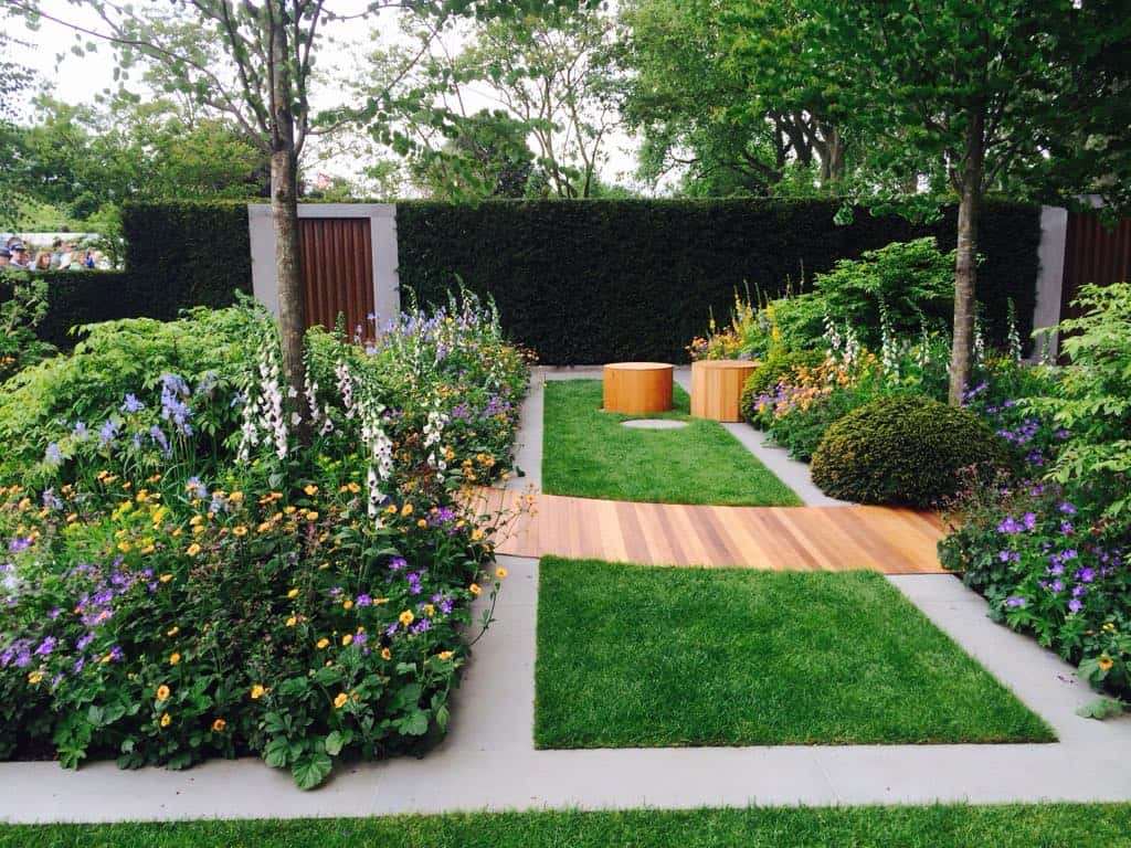 Nowoczesny ogród przydomowy z roślinnością ozdobną